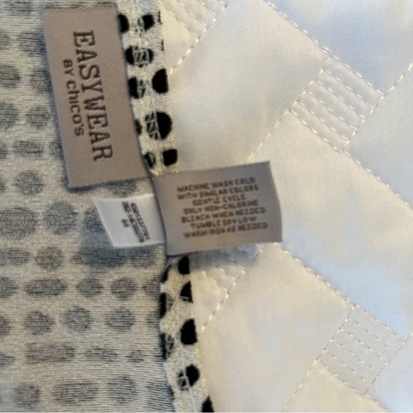 Chicos size 3 easy wear V-neck top with three-quarter length sleeves - Picture 4 of 5